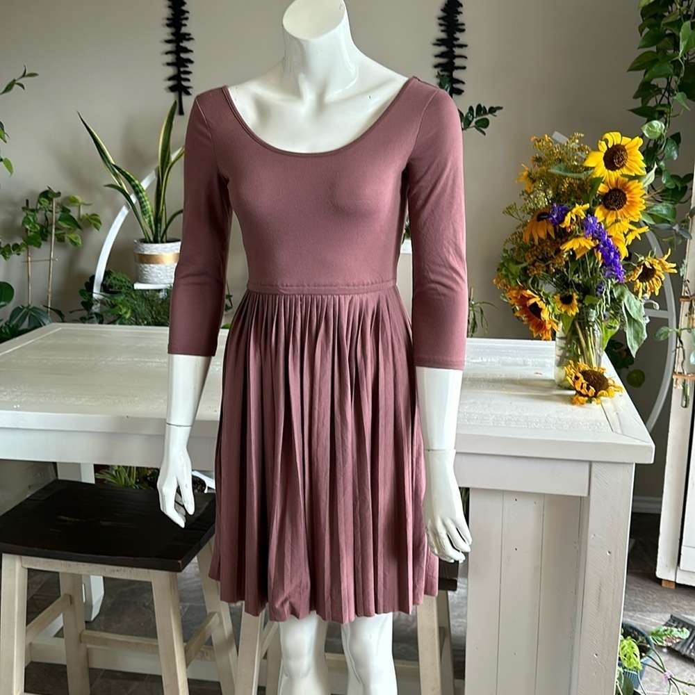 Twik XS solid dusty rose scoop neck pleated skirt fitted dress 3/4length sleeve